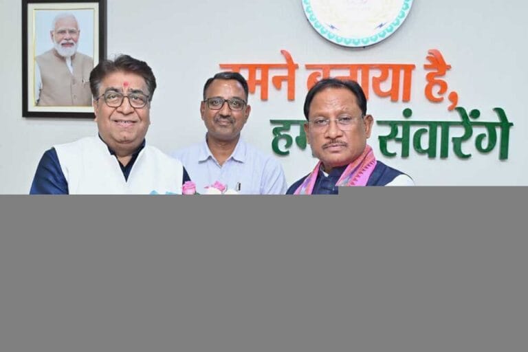 नया रायपुर ट्रिपल आईटी के निदेशक प्रो. ओमप्रकाश व्यास ने मुख्यमंत्री से की मुलाकात