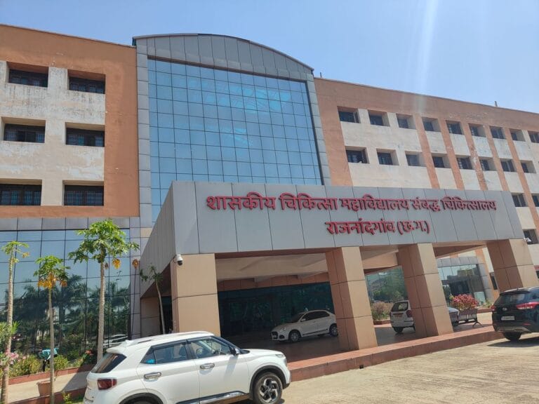 Rajnandgaon : जिला अस्पताल में दांतों का एक्स.रे लेने वाली मशीन खराब, मरीज निजी अस्पतालों में ज्यादा पैसे खर्च कर एक्स.रे कराना पड़ा