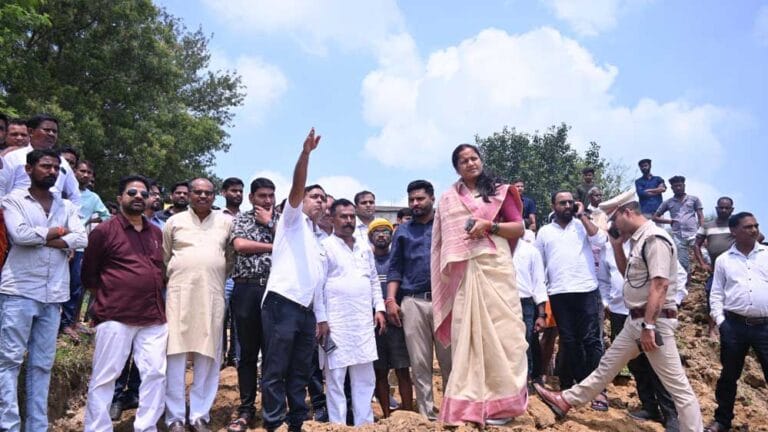 रायपुर में अस्थायी रपटा निर्माण कार्य का निरीक्षण करने पहुँचीं मंत्री लक्ष्मी राजवाड़े