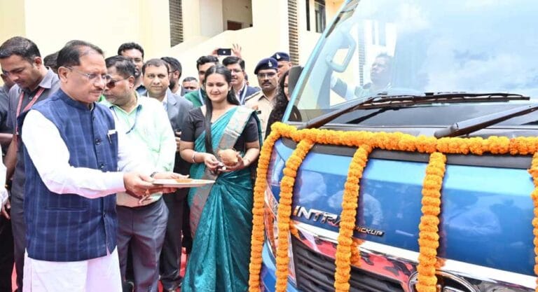 मुख्यमंत्री ने सौर ऊर्जा के क्षेत्र में व्यापक जागरूकता के लिए सूर्य रथ को दिखाई हरी झंडी