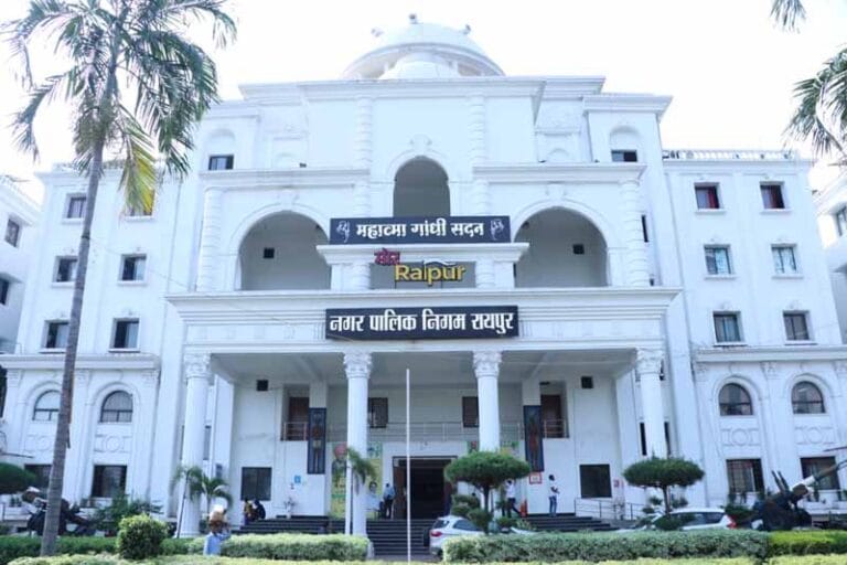 रायपुर नगर निगम की सख्त कार्रवाई: बकायेदारों की संपत्तियों पर लगा ताला