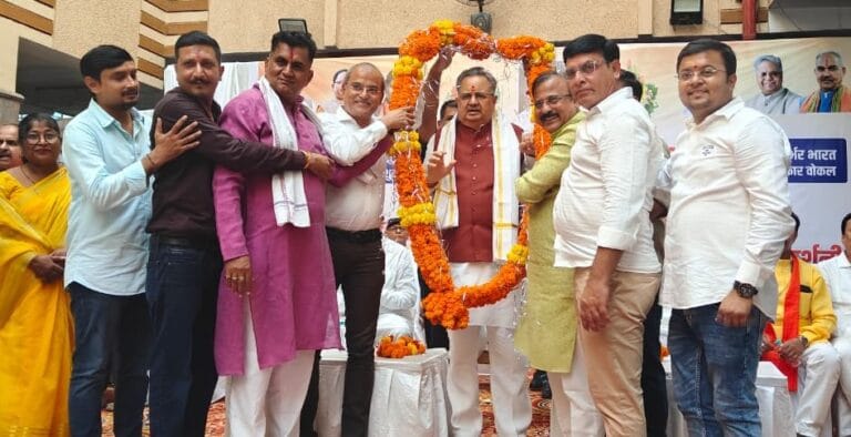 राजनंदगांव : प्रबुद्धजन सम्मेलन में विशिष्ट व्यक्तित्व का सम्मान किया गया - लाल किले से मोदी जी द्वारा शौचालय की बात से मुझे भी आश्चर्य हुआ था - डॉ. रमन सिंह