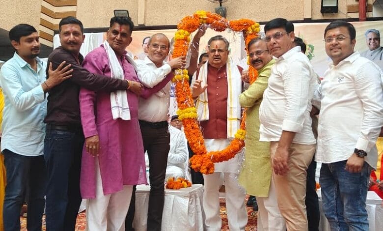 राजनंदगांव : प्रबुद्धजन सम्मेलन में विशिष्ट व्यक्तित्व का सम्मान किया गया - लाल किले से मोदी जी द्वारा शौचालय की बात से मुझे भी आश्चर्य हुआ था - डॉ. रमन सिंह