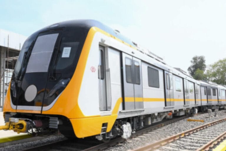 Metro_train_indore_2A_62_1-1.jpg