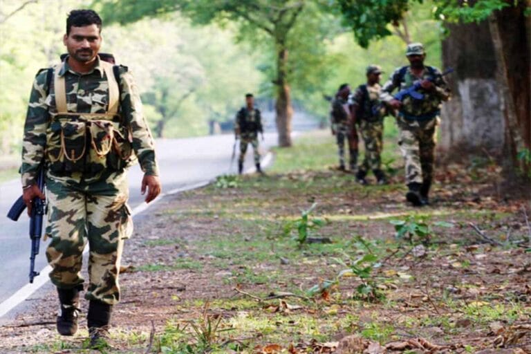 बीजापुर-कांकेर में मुठभेड़ में चार नक्सली ढेर, दो महिला माओवादी शामिल, शवों के पास से मिले हथियार