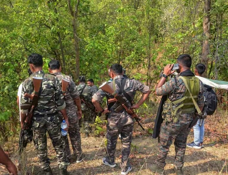 गरियाबंद में सुरक्षा बलों की कार्रवाई सफल, मुठभेड़ में 10 माओवादी ढेर और हथियार बरामद