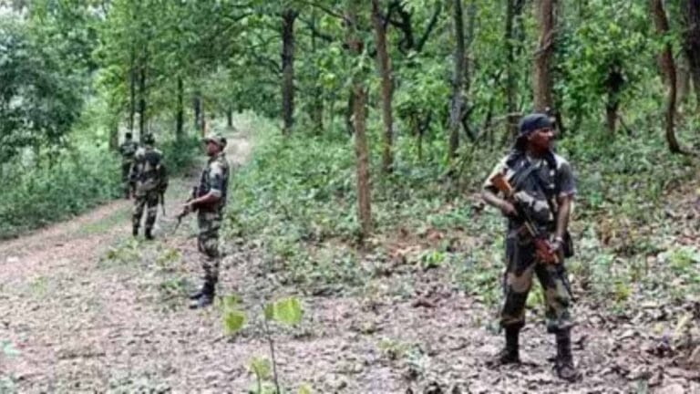 सुरक्षा बलों का कड़ा हमला: छत्तीसगढ़ में तीन इनामी नक्सली ढेर, हथियार और विस्फोटक बरामद