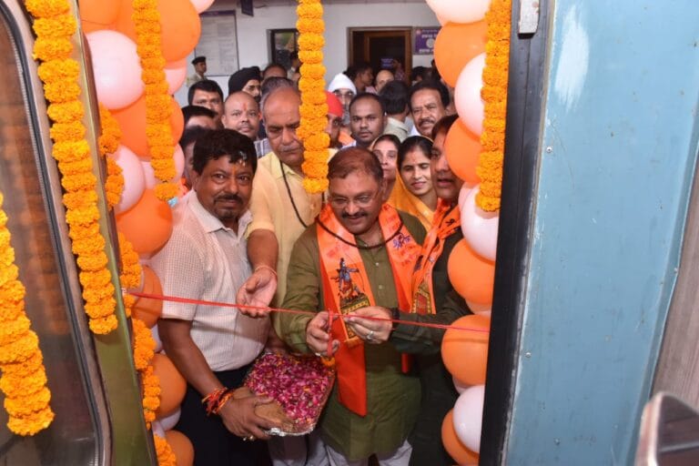 Rajnandgaon : सांसद संतोष पाण्डेय ने श्री रामलला दर्शन अयोध्या धाम योजना अंतर्गत दुर्ग एवं बस्तर संभाग के 876 तीर्थ यात्रियों की स्पेशल ट्रेन को हरी झंडी दिखाकर किया रवाना…