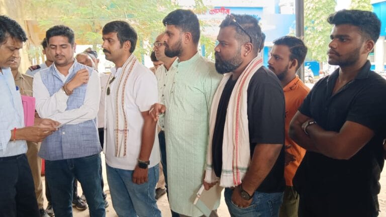 राजनांदगांव : आपरेशन थियेटर में विचरण कर रहे घुमंतू कुत्ते यूंकाईयों ने चस्पा किया बोर्ड लिखा कुत्तों से सावधान…