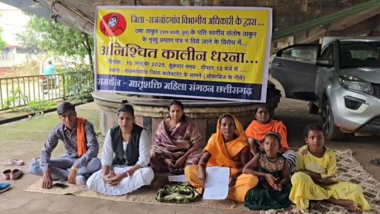 करवा चौथ के दिन पति के मृत्यु प्रमाण पत्र के लिए महिला धरने पर बैठी, 5 माह से नहीं मिला प्रमाण पत्र