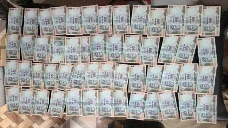 53 फर्जी 100-रुपये नोटों के साथ दो किशोरों की गिरफ्तारी
