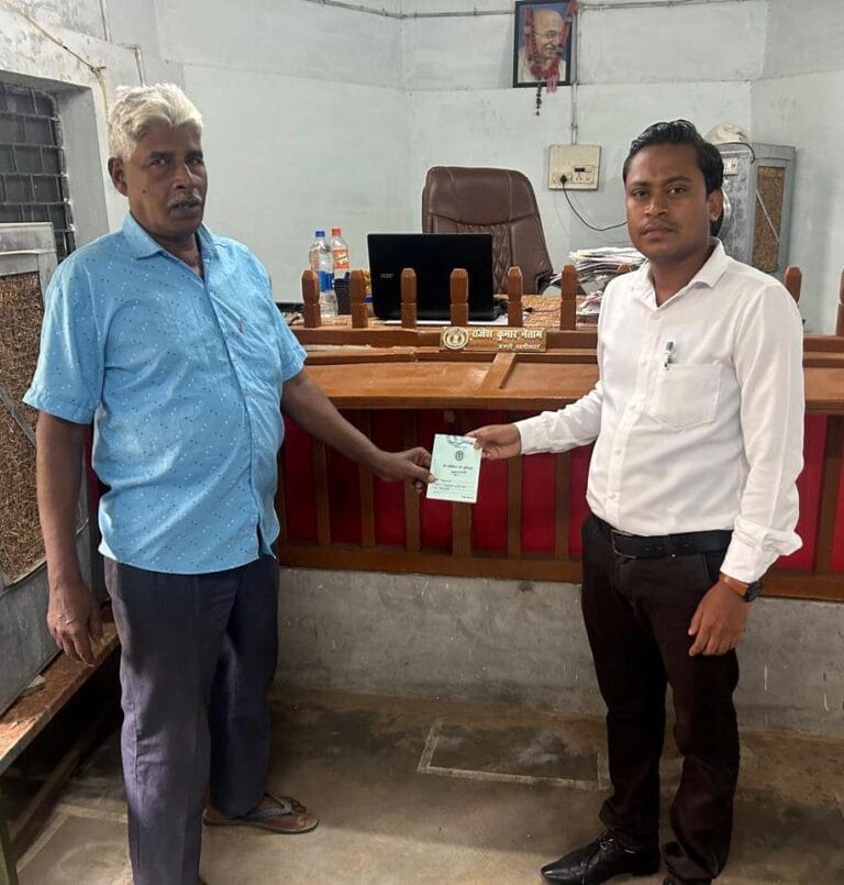 कलेक्टर जनदर्शन में किसान श्री मूलचंद तेली को तत्काल मिली डुप्लीकेट ऋण पुस्तिका