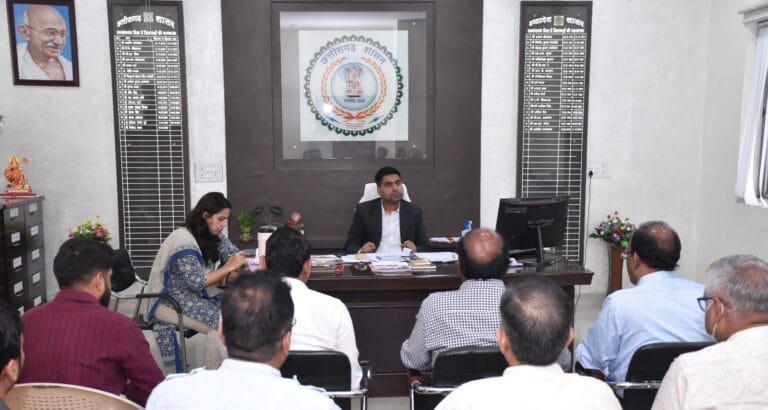 Rajnandgaon: कलेक्टर ने पशुधन विकास विभाग द्वारा संचालित शासन की विभिन्न योजनाओं की समीक्षा की