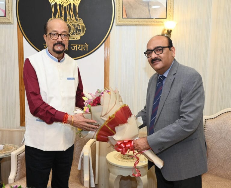 CG : राज्यपाल रमेन डेका से नव नियुक्त मुख्य सचिव ने सौजन्य भेंट की