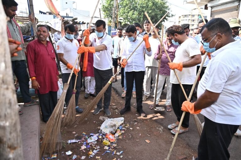 CG : राजस्व मंत्री टंक राम वर्मा ने खेल मैदान में सफाई कर दिया स्वच्छता का संदेश