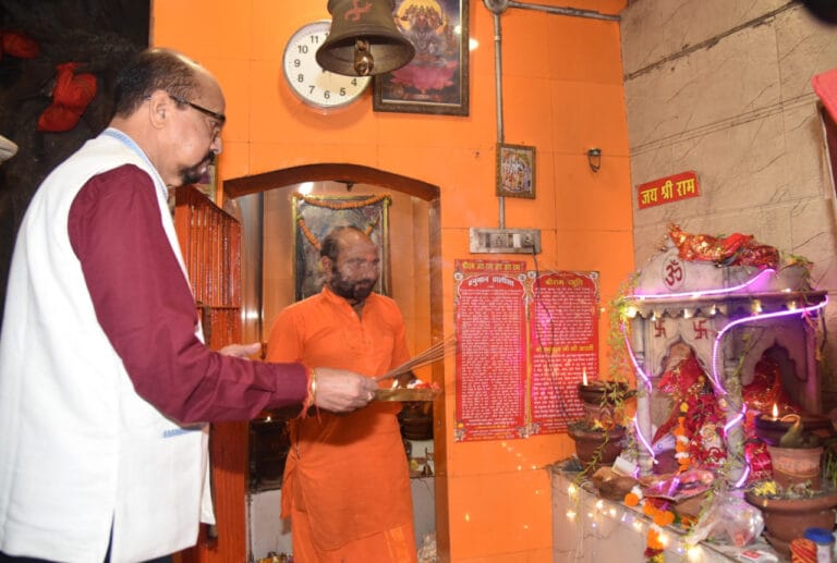 CG : राज्यपाल डेका ने हनुमान मंदिर में पूजा अर्चना की
