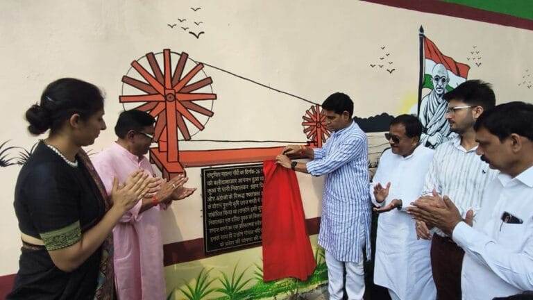 CG : महात्मा गांधी की स्वच्छता के संदेश को घर-घर पहुंचाना है: मंत्री टंकराम वर्मा