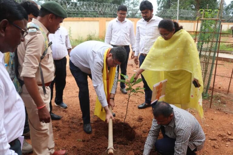 CG : आदि सेवा पखवाड़ा : ख्वासफड़की में आयोजित ग्राम सभा में शामिल हुए केंद्रीय जनजातीय मंत्रालय के अतिरिक्त सचिव मनीष ठाकुर