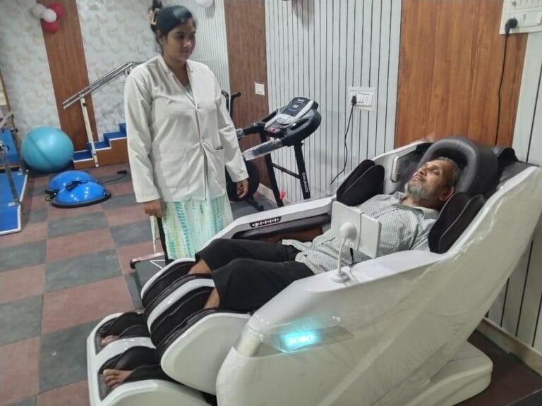CG : स्वास्थ्य देखभाल केन्द्र में बुजुर्गों को मिलने लगी राहत, फिजियोथेरेपी और पंचकर्म कराने पहुंच रहे हैं मरीज