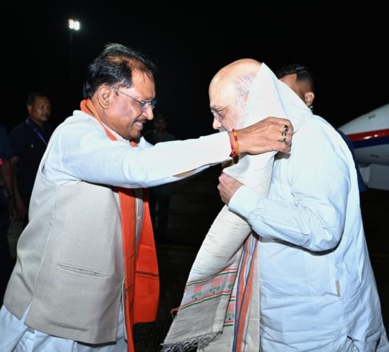 CG : केंद्रीय गृह मंत्री अमित शाह का मुख्यमंत्री विष्णुदेव साय ने स्वामी विवेकानंद विमानतल पर किया आत्मीय स्वागत