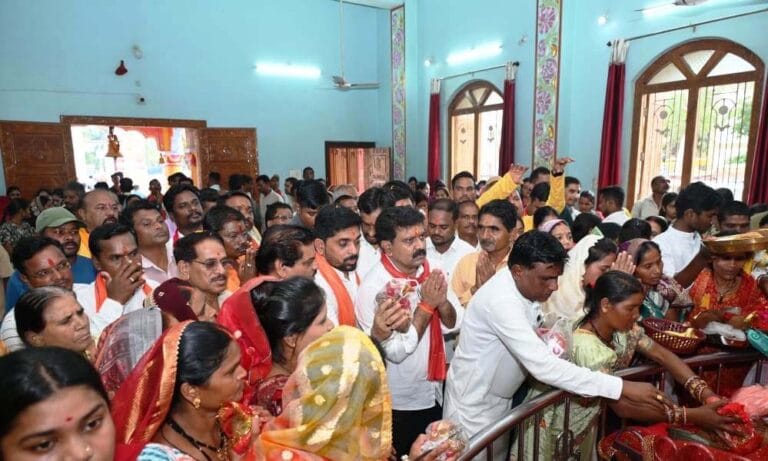 नवरात्रि महापर्व पर कन्या पूजन कर प्रदेशवासियों की खुशहाली की कामना की
