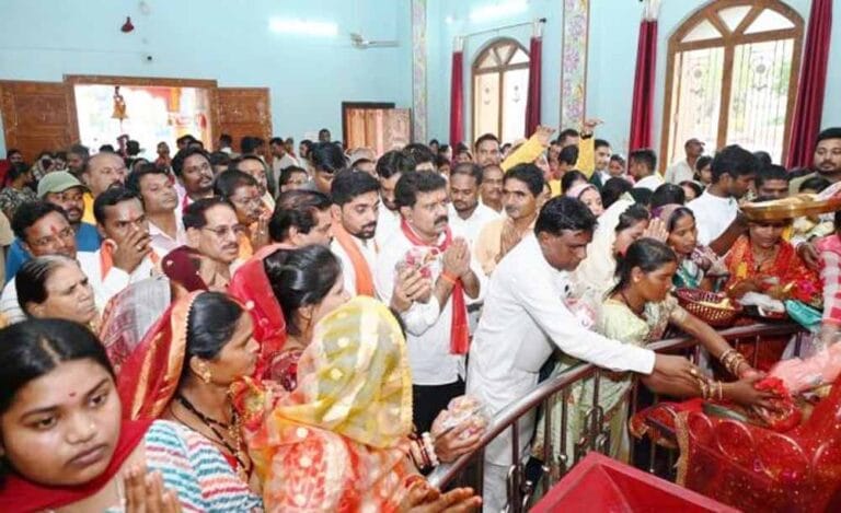 उपमुख्यमंत्री विजय शर्मा ने दंतेश्वरी मंदिर में पूजा-अर्चना कर प्रदेश की खुशहाली की कामना की