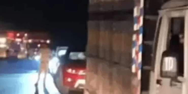 CG : पुल के रेलिंग पर खड़ा था युवक, सीमेंट लोड ट्रक ने कुचला