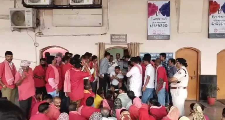 CG : कुलियों के मुंह से निवाला छिन रहे बैटरी चलित वाहन वाले, रायपुर रेलवे स्टेशन में भारी विरोध…