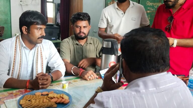Rajnandgaon : गौसेवको ने विभाग में किया अनोखा प्रदर्शन : घायल गाय को नही मिला उपचार, चाय – बिस्किट बांटकर गौसेवको ने किया प्रदर्शन…