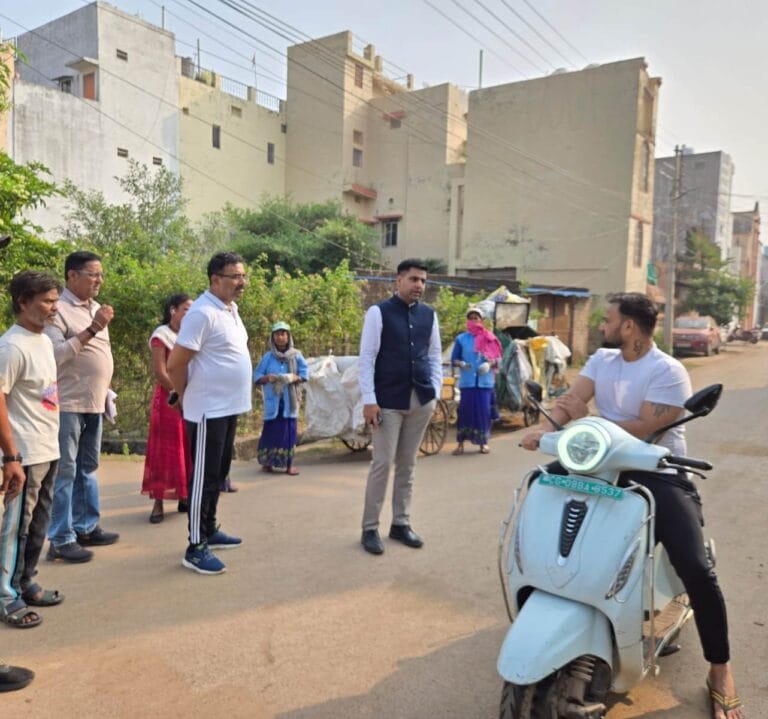 राजनांदगांव : कलेक्टर ने नगर निगम क्षेत्र के वार्ड 18 ममता नगर और वार्ड क्रमांक 2 नवागांव का भ्रमण कर सफाई व्यवस्था का किया निरीक्षण