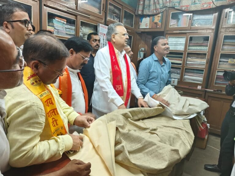 RAJNANDGAON: गांधी जयंती पर खादी को बढ़ावा: डॉ. रमन सिंह संतोष पाण्डेय मधुसूदन यादव सहित भाजपा नेताओं ने खादी ग्राम उद्योग भंडार से की खरीदारी