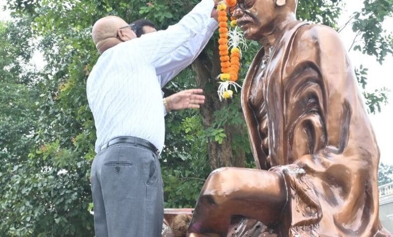 गरियाबंद : कलेक्टर ने महात्मा गांधी की प्रतिमा पर किया माल्यार्पण