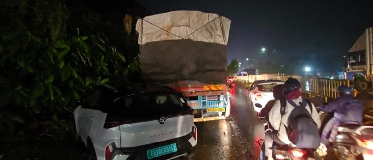Rajnandgaon: हीरो शोरूम के पास ट्रक ने खड़ी Nexon EV को मारी टक्कर