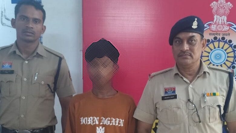 Rajnandgaon: राम मंदिर के पास हाथ में चाकू दिखाकर आने जाने वालों को डरा धमका रहा था बदमाश, गिरफ्तार