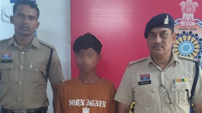 Rajnandgaon: राम मंदिर के पास हाथ में चाकू दिखाकर आने जाने वालों को डरा धमका रहा था बदमाश, गिरफ्तार