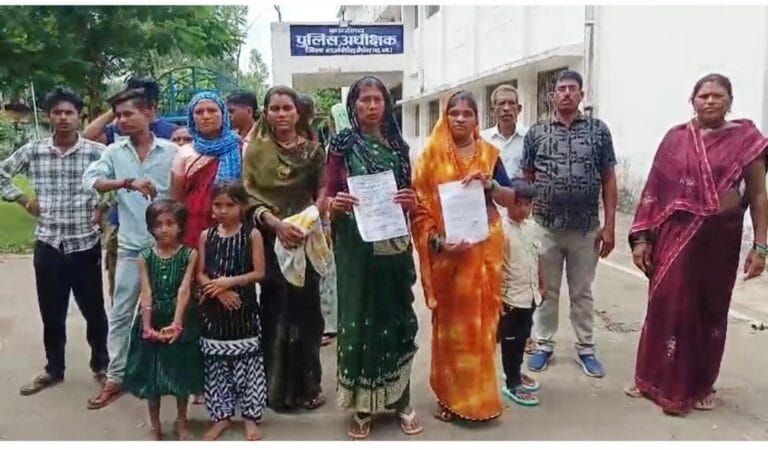 Rajnandgaon: सरपंच पर मकान तोड़ने का आरोप, ग्रामीणों ने एसपी कार्यालय पहुंचकर सौंपा ज्ञापन…