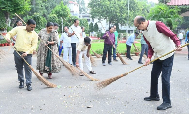 रायपुर : राज्यपाल ने गांधी जयंती पर की साफ-सफाई