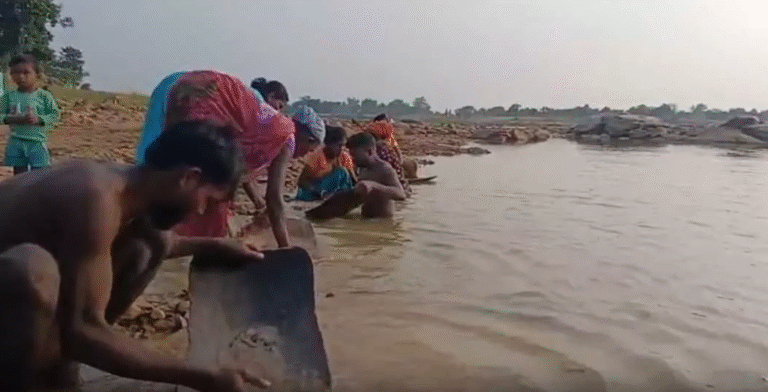 CG : जशपुर जिले के ग्रामीण, नदियों के किनारे इन दिनों सोना तलाशने की परंपरा एक बार फिर जीवित हो उठी है…