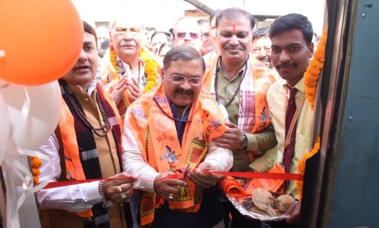 राजनांदगांव : सांसद संतोष पाण्डेय ने रामलला दर्शन अयोध्या धाम योजना अंतर्गत दुर्ग एवं बस्तर संभाग के 665 तीर्थ यात्रियों की स्पेशल ट्रेन को हरी झंडी दिखाकर किया रवाना