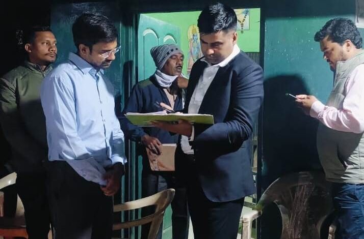 राजनांदगांव : कलेक्टर ने आधी रात को अवैध धान परिवहन की रोकथाम के लिए बोरतलाव चेकपोस्ट का किया औचक निरीक्षण
