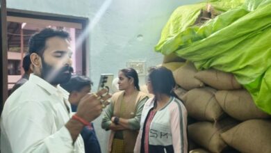  राजनांदगांव : आज कुल 10 प्रकरणों में 12 लाख 48 हजार 680 रूपए मूल्य के 402.80 क्विंटल (1007 बोरा) अवैध धान जप्त