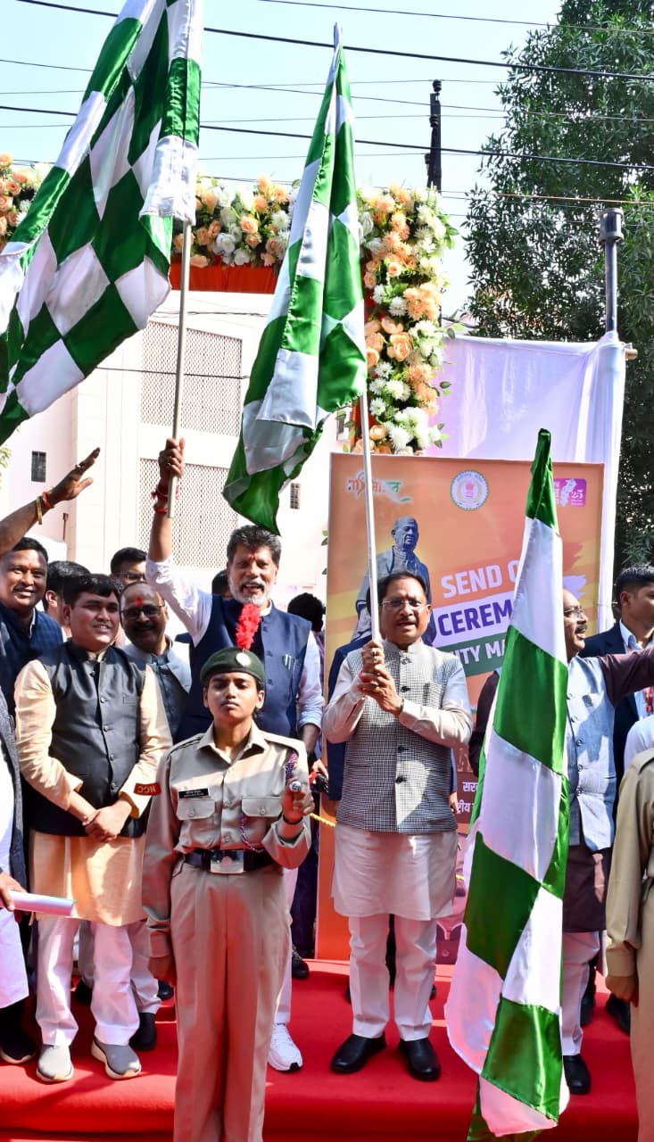 CG : मुख्यमंत्री विष्णुदेव साय ने यूनिटी मार्च के लिए राज्य के 68 युवाओं के दल को हरी झंडी दिखाकर किया रवाना