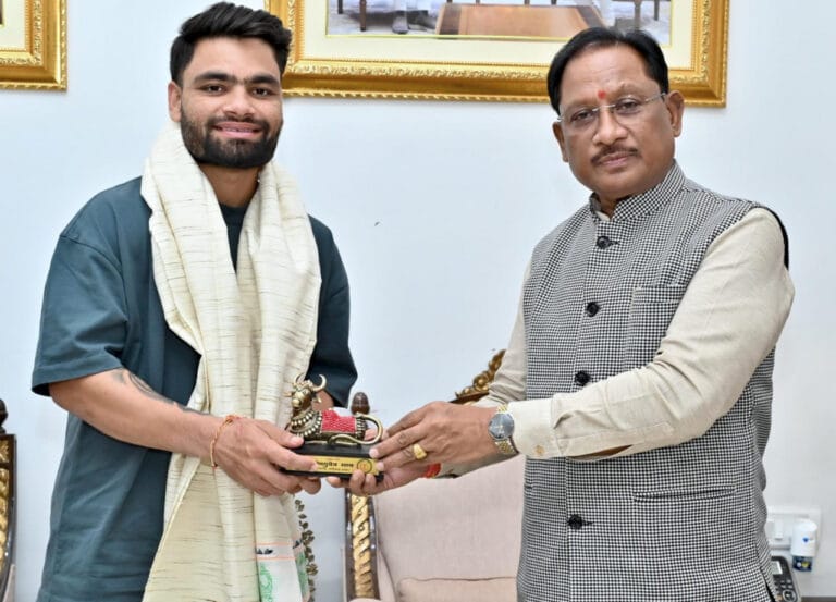 CG : भारतीय क्रिकेट टीम के बल्लेबाज़ रिंकू सिंह ने मुख्यमंत्री से की सौजन्य मुलाकात