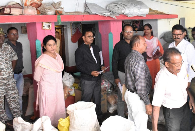 CG : कलेक्टर ने बालोद के गुजरा में फुटकर धान व्यापारी के घर में पहुँच जब्त किए धान का किया अवलोकन