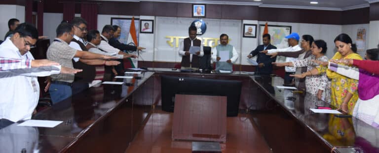 CG : राजभवन सचिवालय के अधिकारियों-कर्मचारियों ने संविधान की प्रस्तावना का किया वाचन
