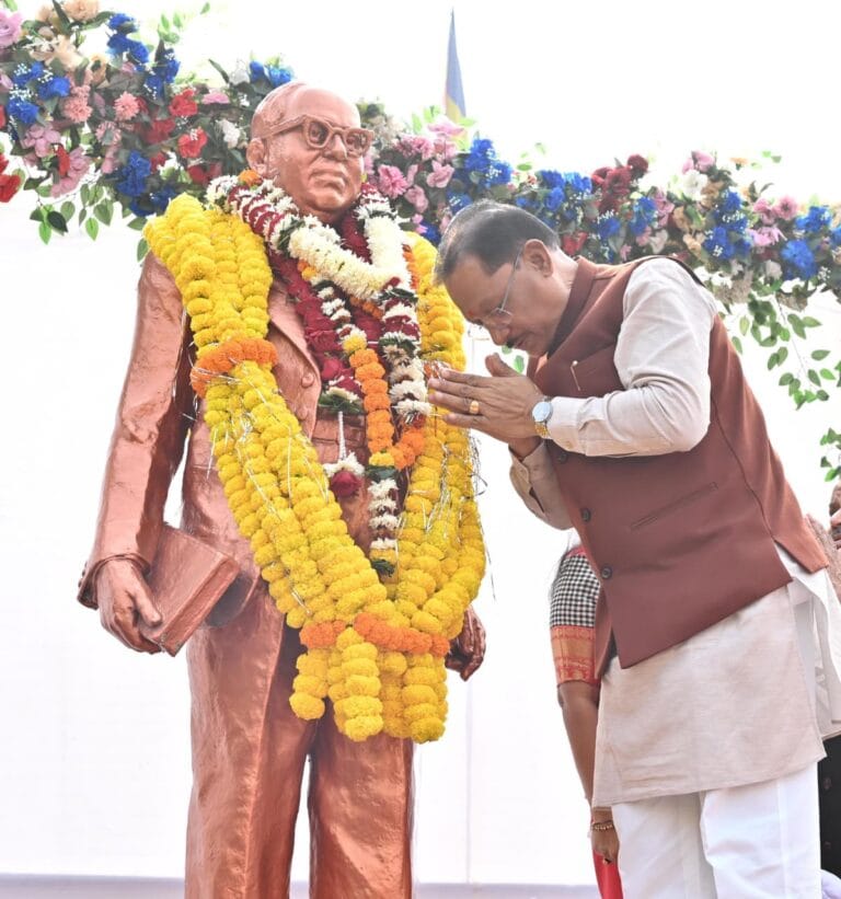 CG : मुख्यमंत्री विष्णुदेव साय ने संविधान दिवस के अवसर पर डॉ. भीमराव अंबेडकर की प्रतिमा पर माल्यार्पण कर किया नमन