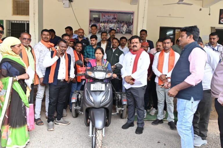 CG : वनांचल की दिव्यांग आंगनबाड़ी कार्यकर्ता को उपमुख्यमंत्री ने दिलाई स्कूटी