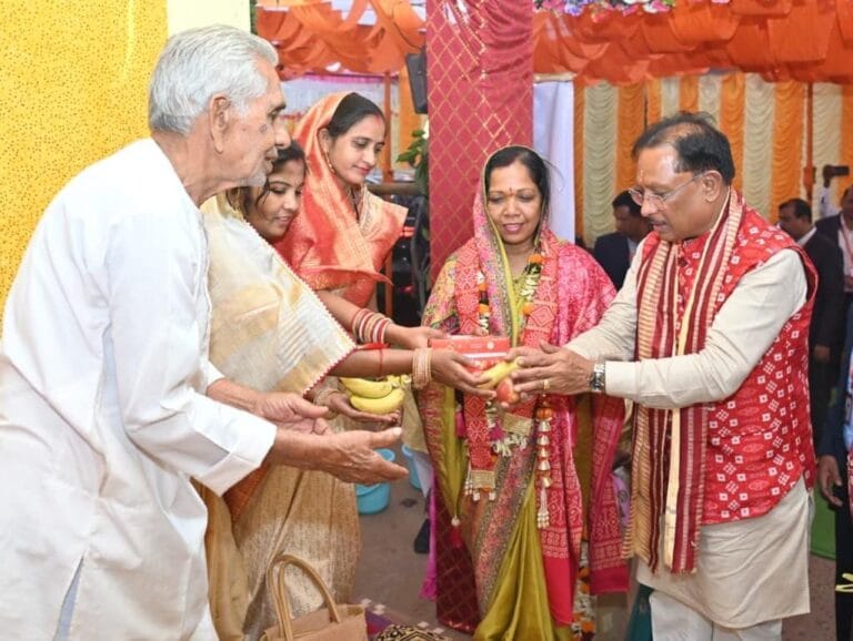 CG : मुख्यमंत्री विष्णुदेव साय बसना सलखण्ड में मां महालक्ष्मी पूजन कार्यक्रम में हुए शामिल