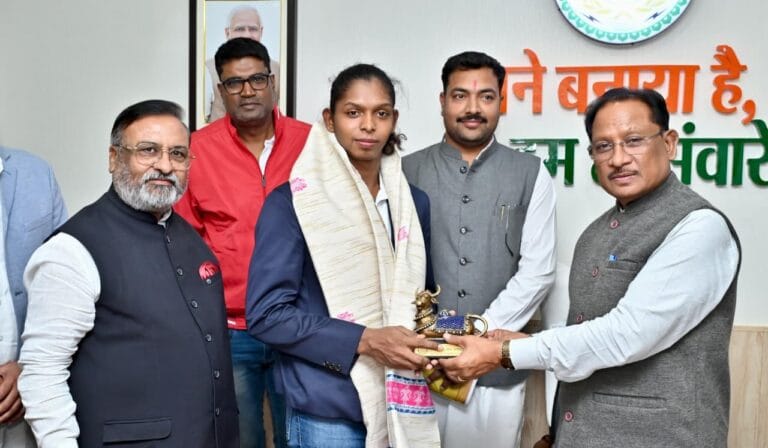 CG : मुख्यमंत्री साय ने महिला कबड्डी विश्व कप की स्टार खिलाड़ी संजू देवी को दी बधाई