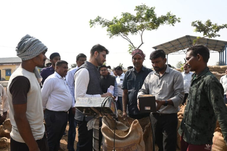 CG : बलौदा बाजार कलेक्टर ने सहकारी समिति सुहेला में धान खरीदी कार्य का किया निरीक्षण